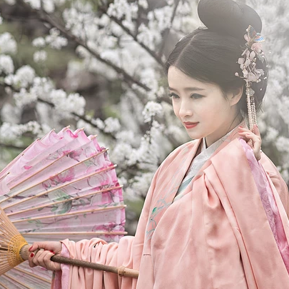 花林粉衣帶團(tuán)扇女生頭像，唯美古風(fēng)真人頭像
