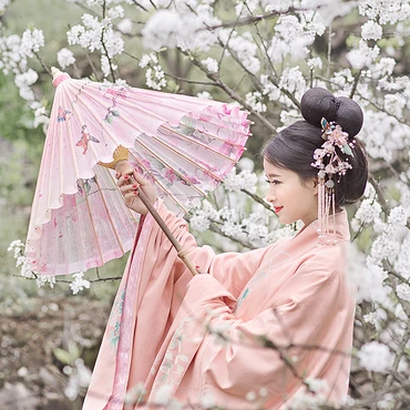 花林粉衣帶團(tuán)扇女生頭像，唯美古風(fēng)真人頭像