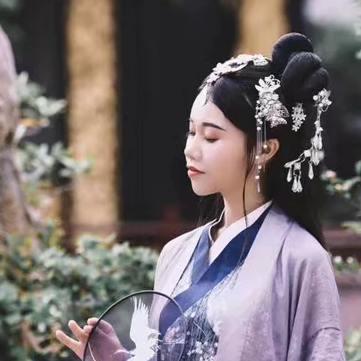 典雅素衣帶團(tuán)扇女生頭像，唯美古風(fēng)真人頭像