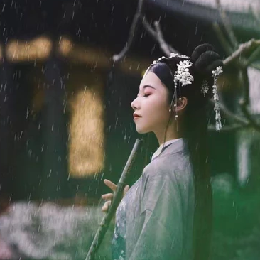 典雅素衣帶團(tuán)扇女生頭像，唯美古風(fēng)真人頭像