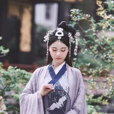 典雅素衣帶團(tuán)扇女生頭像，唯美古風(fēng)真人頭像