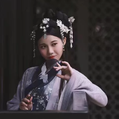 典雅素衣帶團(tuán)扇女生頭像，唯美古風(fēng)真人頭像