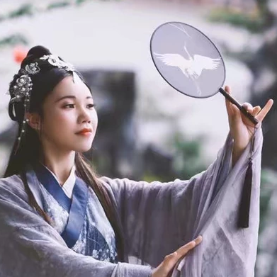 典雅素衣帶團(tuán)扇女生頭像，唯美古風(fēng)真人頭像