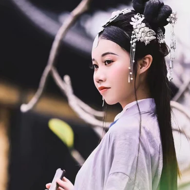 典雅素衣帶團(tuán)扇女生頭像，唯美古風(fēng)真人頭像