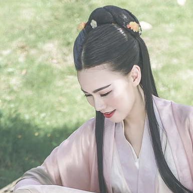 文藝氣息帶團(tuán)扇女生頭像，唯美古風(fēng)真人頭像