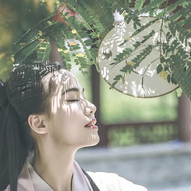 文藝氣息帶團(tuán)扇女生頭像，唯美古風(fēng)真人頭像