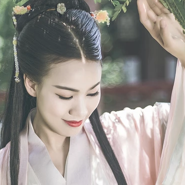 文藝氣息帶團(tuán)扇女生頭像，唯美古風(fēng)真人頭像