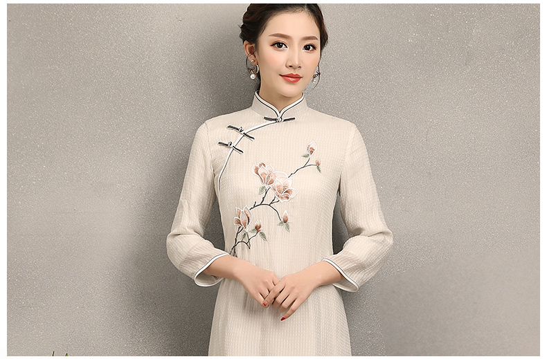 蘭花刺繡素雅旗袍，米白色中長款旗袍裙