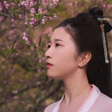 桃花粉黛帶傘女生頭像，唯美古風(fēng)真人頭像