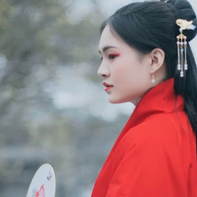 文藝紅衣帶團(tuán)扇女生頭像，唯美古風(fēng)真人頭像