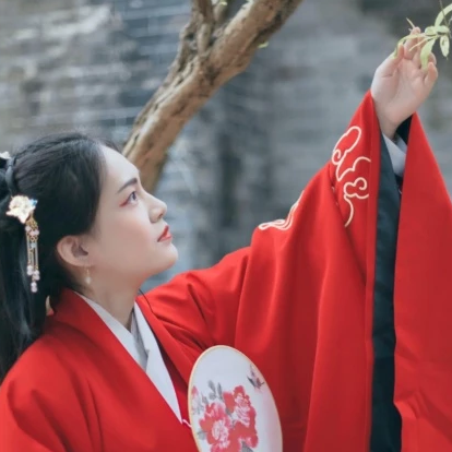文藝紅衣帶團(tuán)扇女生頭像，唯美古風(fēng)真人頭像
