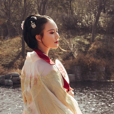 古典淡雅帶團(tuán)扇女生頭像，唯美古風(fēng)真人頭像