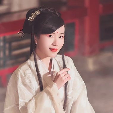 優(yōu)雅提燈品酒女生頭像，唯美古風真人頭像