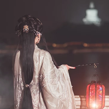 優(yōu)雅提燈品酒女生頭像，唯美古風真人頭像