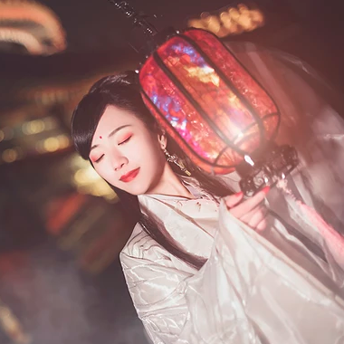 優(yōu)雅提燈品酒女生頭像，唯美古風真人頭像