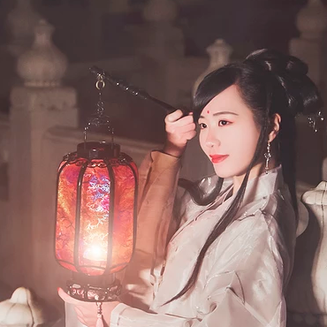 優(yōu)雅提燈品酒女生頭像，唯美古風真人頭像