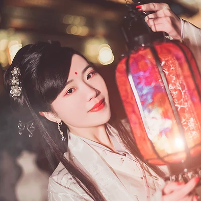 優(yōu)雅提燈品酒女生頭像，唯美古風真人頭像