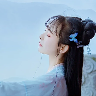 淡藍(lán)清晰帶團(tuán)扇女生頭像，唯美古風(fēng)真人頭像