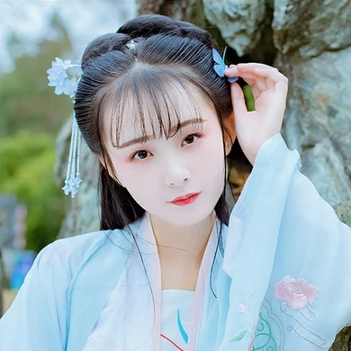 淡藍(lán)清晰帶團(tuán)扇女生頭像，唯美古風(fēng)真人頭像