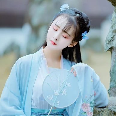 淡藍(lán)清晰帶團(tuán)扇女生頭像，唯美古風(fēng)真人頭像