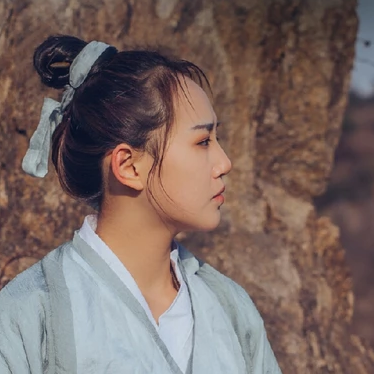 逍遙江湖帶兵器女生頭像，唯美古風真人頭像