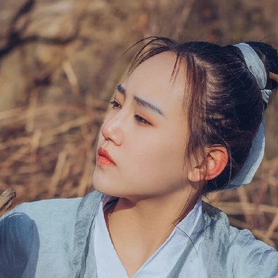 逍遙江湖帶兵器女生頭像，唯美古風真人頭像