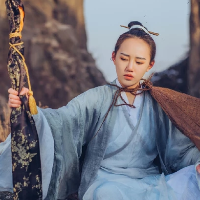 逍遙江湖帶兵器女生頭像，唯美古風真人頭像
