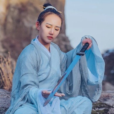 逍遙江湖帶兵器女生頭像，唯美古風真人頭像