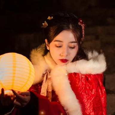 月色下放蓮花女生頭像，唯美古風(fēng)真人頭像