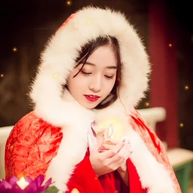 月色下放蓮花女生頭像，唯美古風(fēng)真人頭像