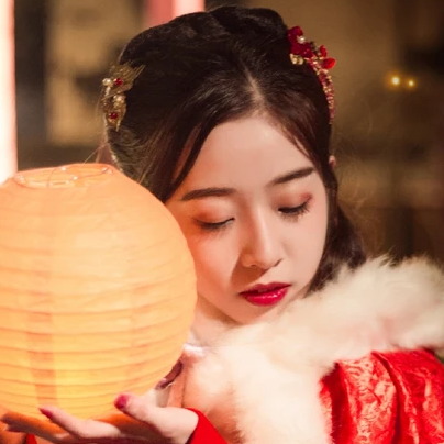 月色下放蓮花女生頭像，唯美古風(fēng)真人頭像