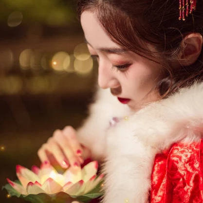 月色下放蓮花女生頭像，唯美古風(fēng)真人頭像