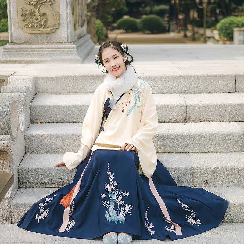 寒梅山石靈鳥繡花漢服，藏藍色傳統(tǒng)漢服