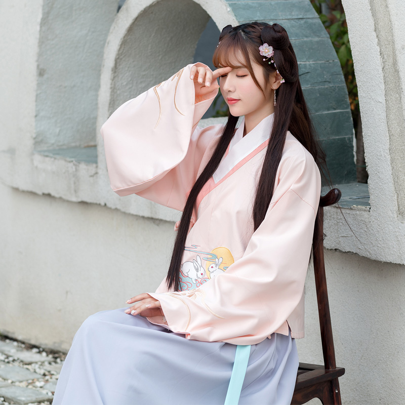玉兔圖案傳統(tǒng)漢服，改良交領(lǐng)襖裙襦裙?jié)h服