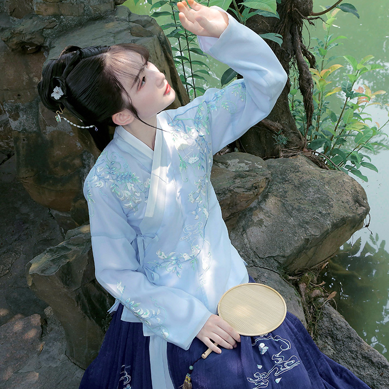 卿辭刺繡藍色典雅漢服，清新交領(lǐng)襦裙?jié)h服