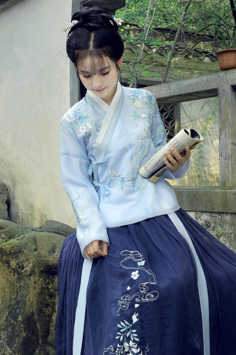 卿辭刺繡藍色典雅漢服，清新交領(lǐng)襦裙?jié)h服