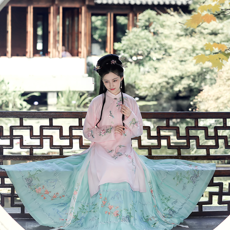 詩意韻味襦裙?jié)h服，淡雅刺繡立領(lǐng)古風(fēng)漢服