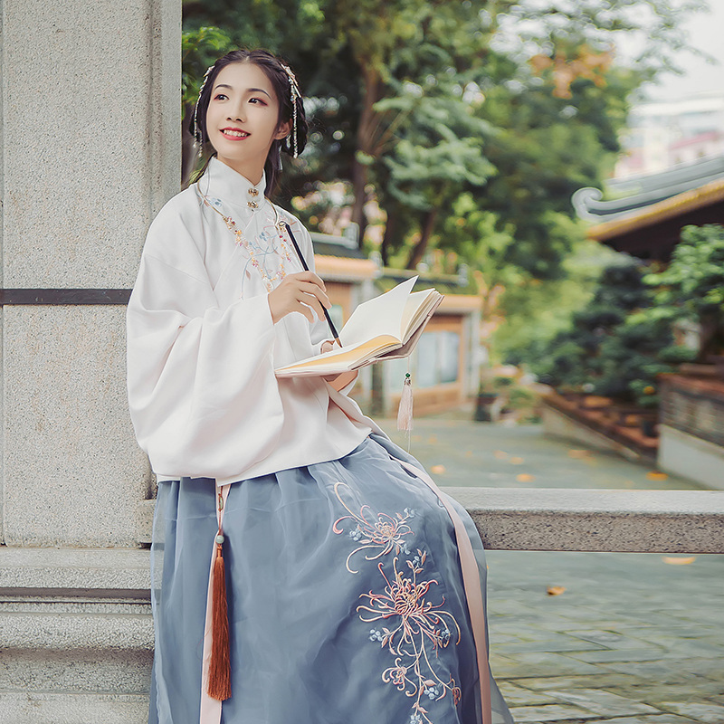 立領(lǐng)斜襟襖裙?jié)h服，淡雅脫俗菊花刺繡漢服