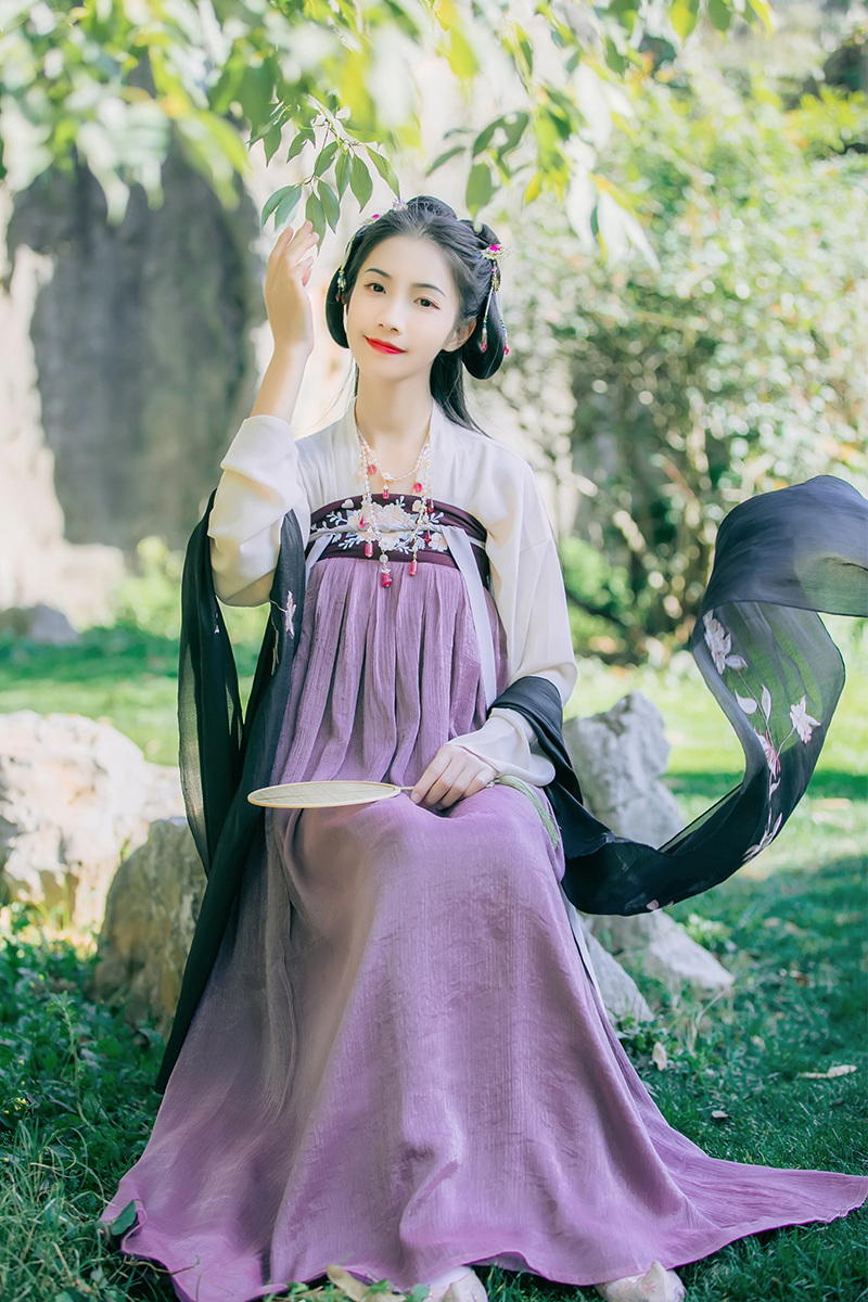 靈動(dòng)紫色齊胸襦裙?jié)h服，淡雅花朵刺繡漢服圖片