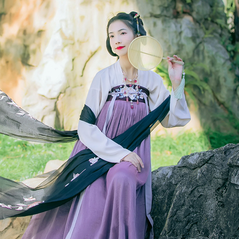 靈動(dòng)紫色齊胸襦裙?jié)h服，淡雅花朵刺繡漢服圖片