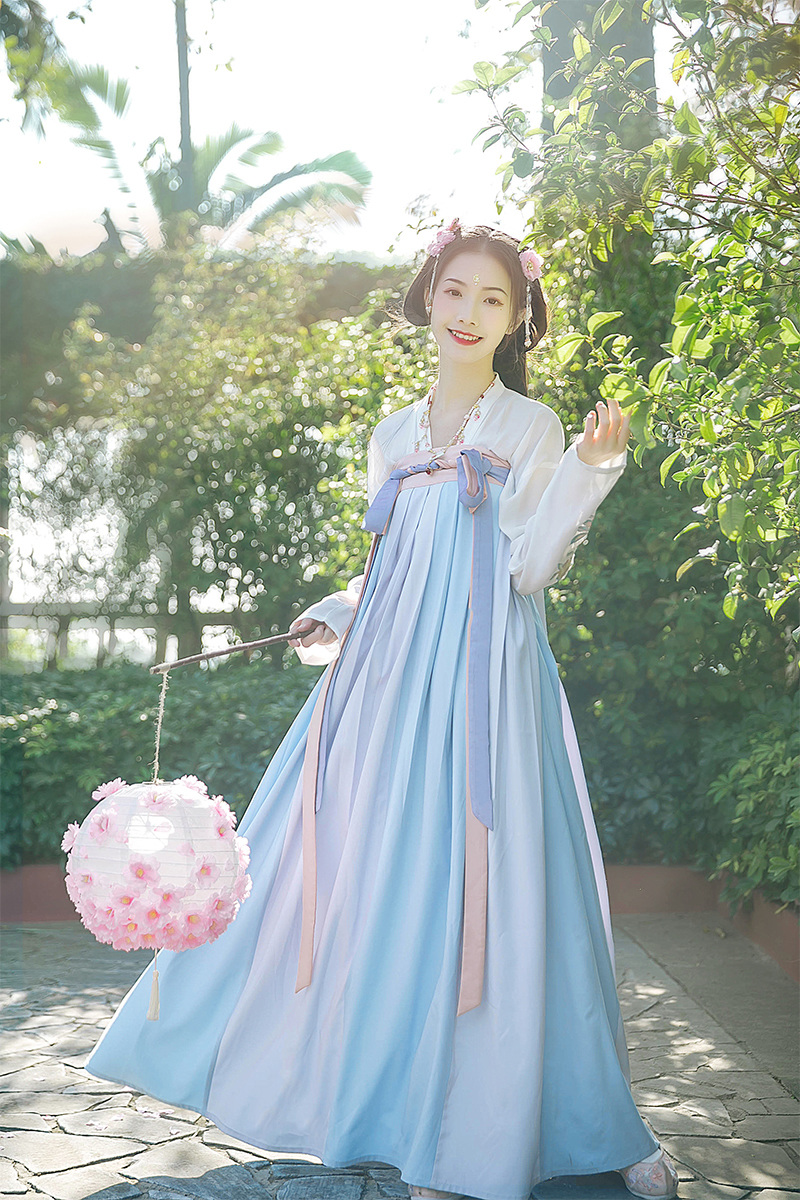 杏花林齊胸襦裙?jié)h服，清新配色花朵漢服圖片