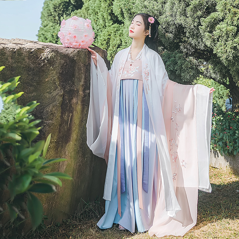 杏花林齊胸襦裙?jié)h服，清新配色花朵漢服圖片
