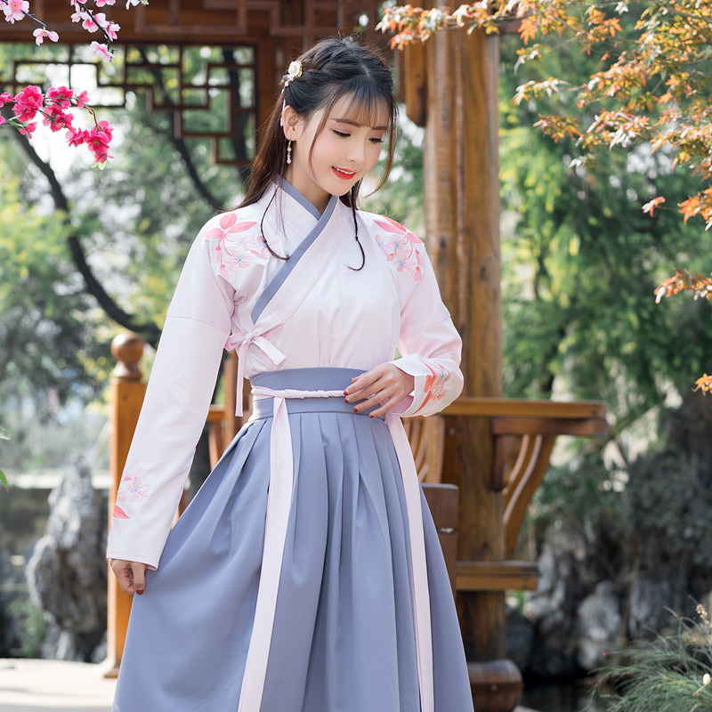 日常改良交領(lǐng)刺繡漢服，優(yōu)雅民族風漢服圖片