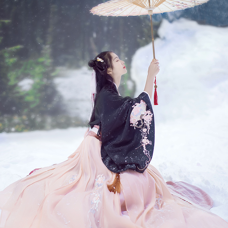 折扇刺繡大袖交領襦裙?jié)h服，端莊牡丹繡花漢服