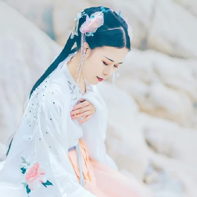 朦朧仙緣女生頭像，唯美古風(fēng)真人頭像