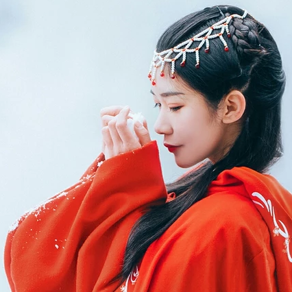 優(yōu)雅紅衣白雪女生頭像，唯美古風(fēng)真人頭像