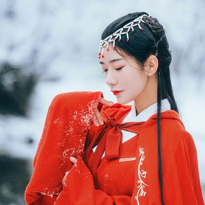 優(yōu)雅紅衣白雪女生頭像，唯美古風(fēng)真人頭像