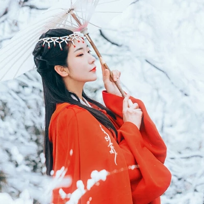 優(yōu)雅紅衣白雪女生頭像，唯美古風(fēng)真人頭像
