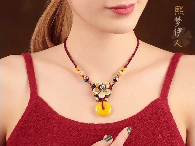 紅繩平安扣吊墜鎖骨鏈，古風(fēng)貝殼花朵項(xiàng)鏈?zhǔn)罪? src="/shige/d/file/bigpic/190404/04/13-1P316100233-50.jpg" / data-9U02="Q6JnHv"><br / data-Kx9W="lJKPhH">
	<img alt=