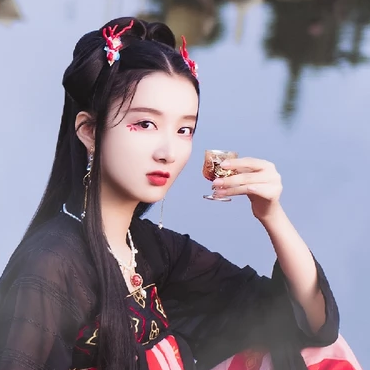 優(yōu)雅喝酒女生頭像，唯美古風真人頭像